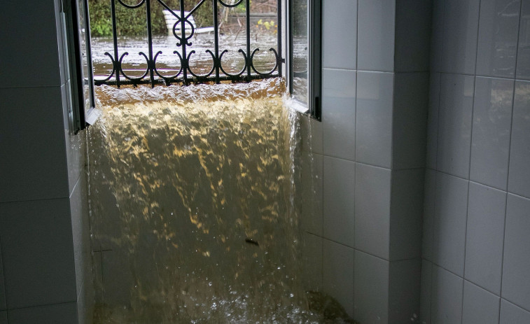 La crecida del Miño inunda el Balneario de Lugo y mantiene calles cortadas