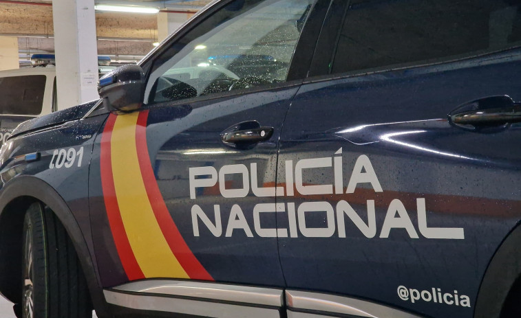 Detenidos dos hombres tras atracar a punta de pistola una sucursal bancaria en Vigo