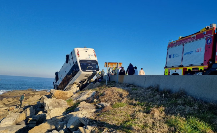 Cuatro heridos al volcar un microbús en el entorno de Cabo Silleiro