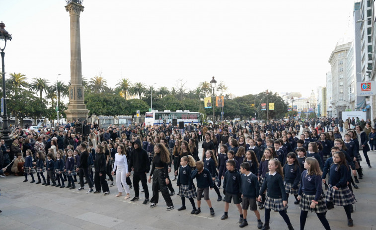 Un flashmob de La Grande Obra de Atocha sorprende en el Obelisco de A Coruña