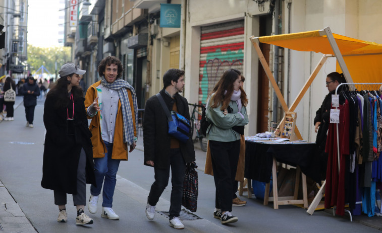 Arte, música y gastronomía: el mercado Feirarrúa llena de vida las calles del Orzán