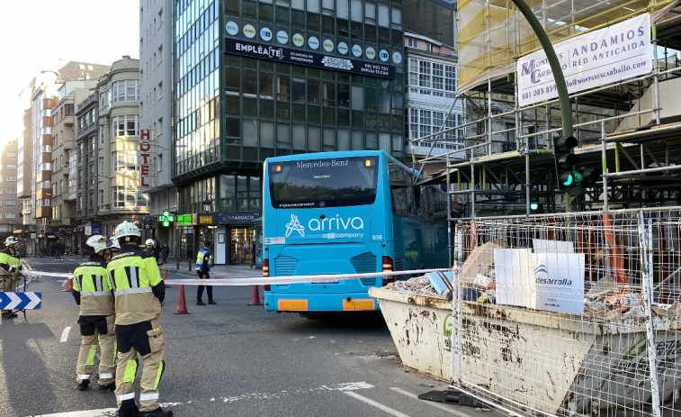 Un autobús choca con un andamio de un edificio en Juana de Vega, A Coruña