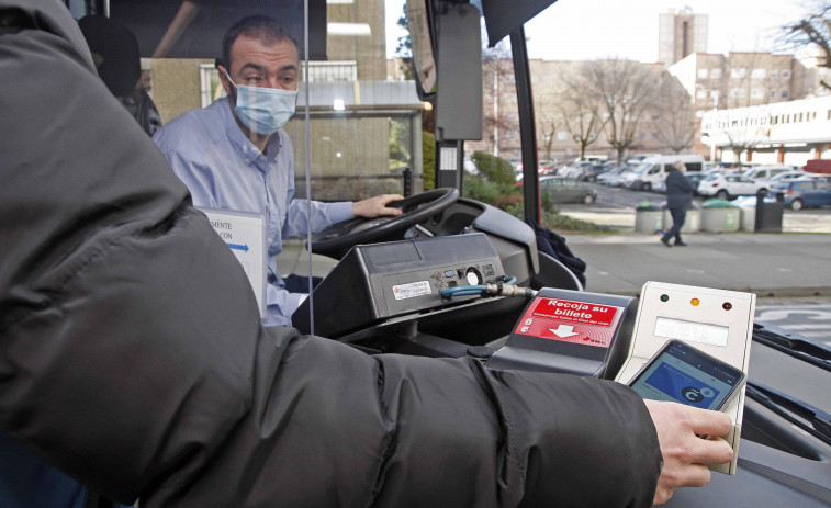 Los conductores de autobús coruñeses recuerdan que las mascarillas seguirán hasta el miércoles