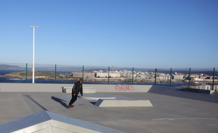 Los usuarios del skate de Los Rosales denuncian que no está acabado pese al anuncio municipal