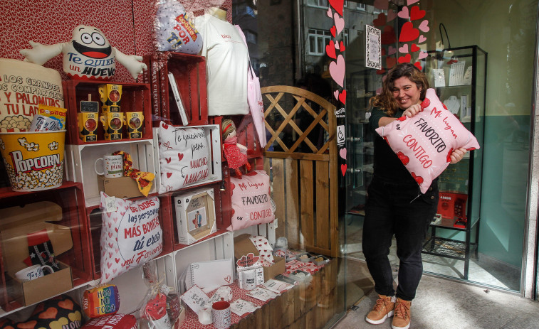 El comercio de Os Mallos, en A Coruña, reparte amor entre los vecinos por San Valentín