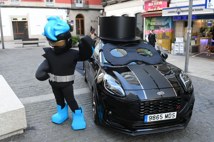 El Zorro convertido en coche ya está en el centro de A Coruña