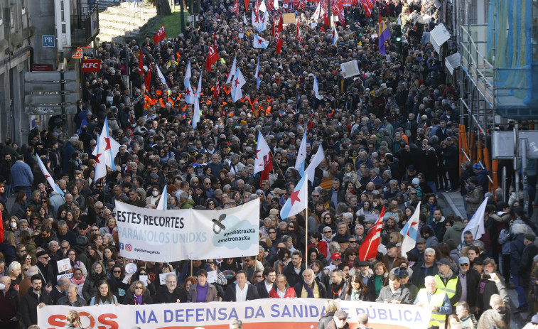 Miles de personas recorren las calles de Santiago en defensa de la sanidad pública