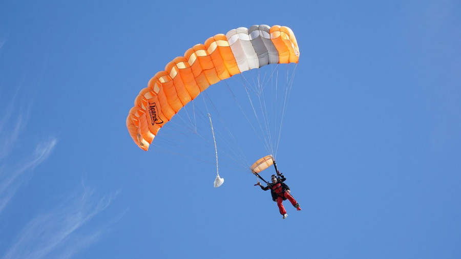Fallece un paracaidista en un mal aterrizaje junto al aeródromo de Bollullos