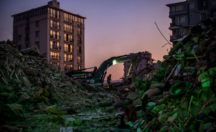 Rescatan a una mujer tras 258 horas entre los escombros en Turquía