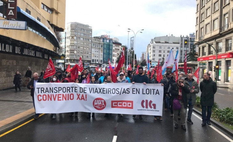 Sindicatos del transporte de viajeros se manifiestan en A Coruña en demanda de mejoras laborales