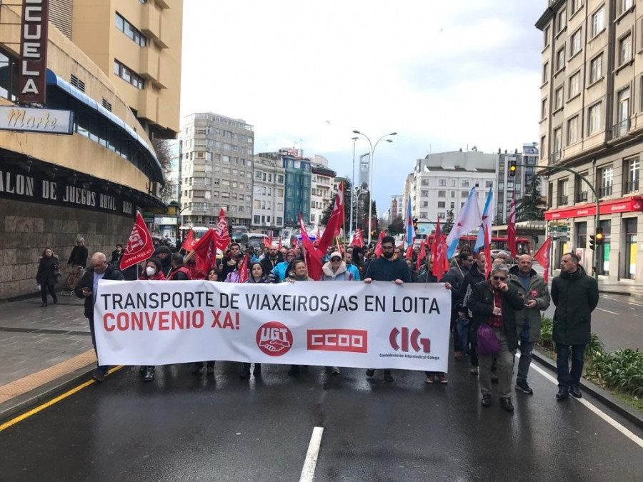 Sindicatos del transporte de viajeros se manifiestan en A Coruña en demanda de mejoras laborales