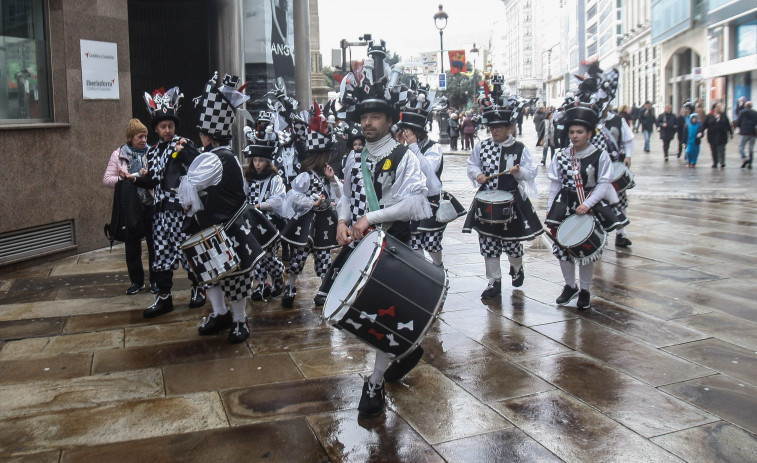 Las grandes comparsas cierran el Carnaval de A Coruña en el Obelisco, Monte Alto y Azcárraga