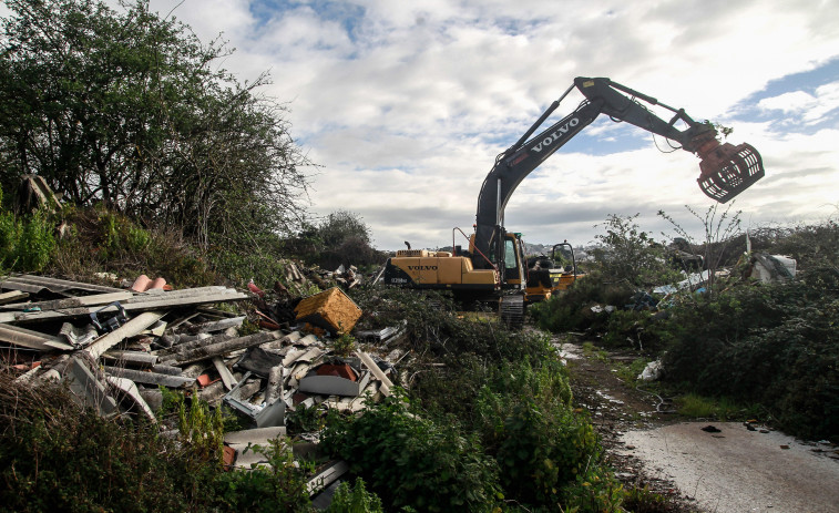 Comienza la limpieza de miles de toneladas de basura del antiguo poblado de A Pasaxe