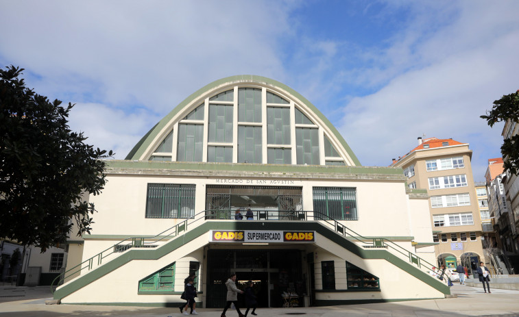 Varios de los nuevos puestos  del exterior del mercado de San Agustín de A Coruña abrirán en marzo