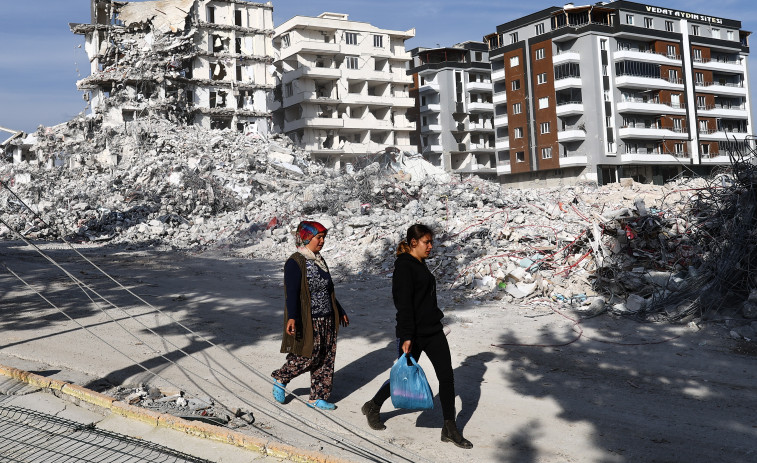 Turquía eleva a 46.000 los fallecidos por seísmos ante las dudas de médicos