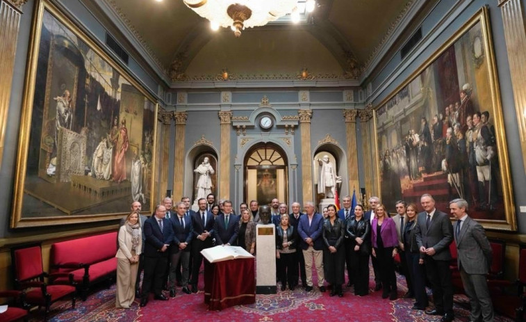 El PSOE, el PP y Vox rechazan en el Congreso la petición de Bildu de quitar los retratos de Fraga
