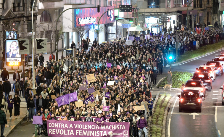 Reportaje | Una gran marea morada en A Coruña une siglas bajo el paraguas de la igualdad de género