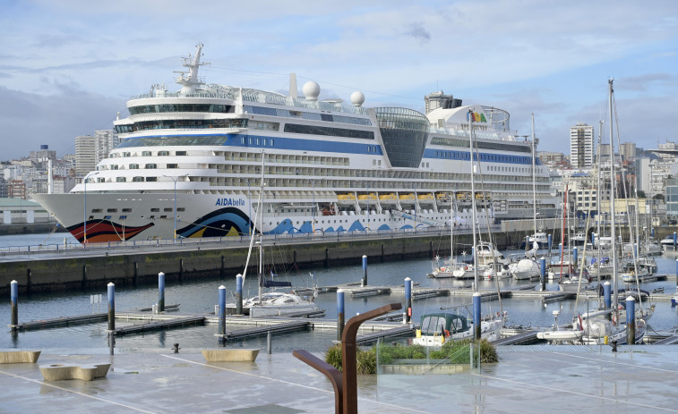 A Coruña recibe el segundo crucero del mes remolcado por el fuerte viento