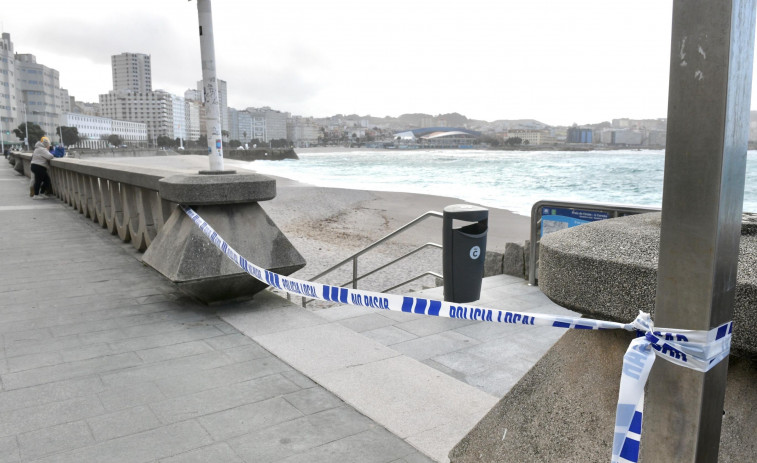A Coruña cierra las playas por la alerta naranja