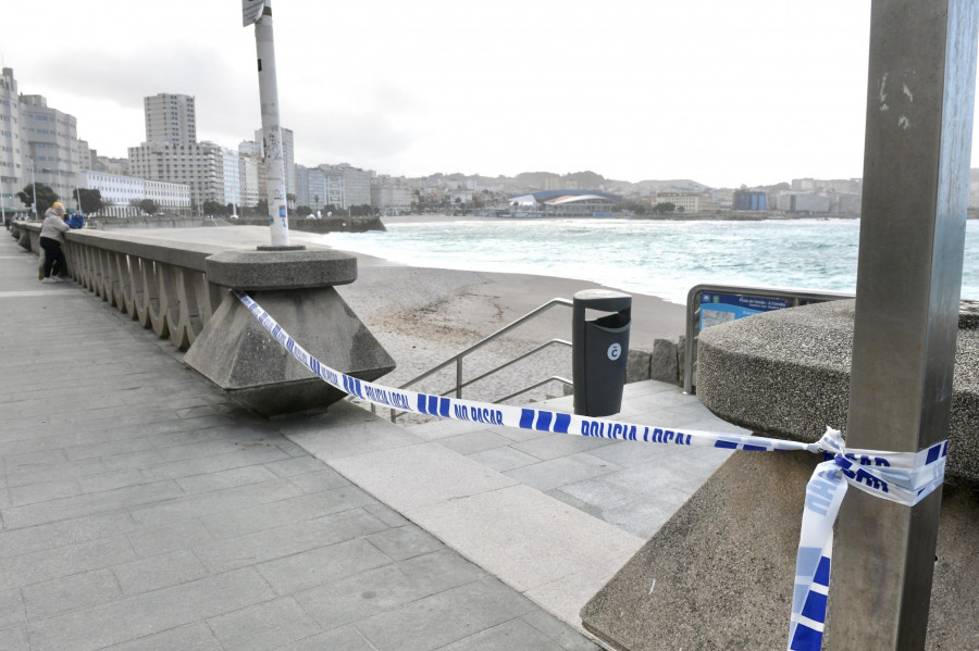 A Coruña cierra las playas por la alerta naranja