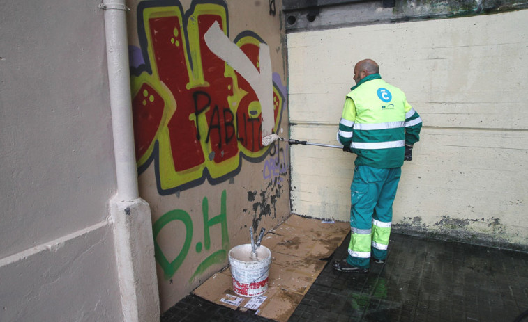 A Coruña, cada vez más cerca de su objetivo de verse libre de pintadas