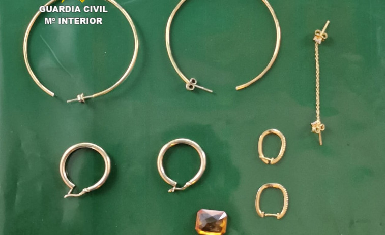 La Guardia Civil detiene a una mujer por robar joyas en una urbanización de Cambre