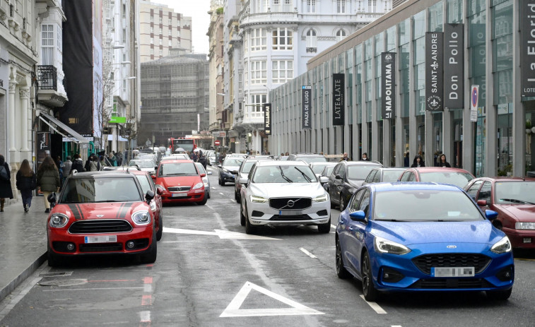 El aparcamiento en doble fila se reduce en el centro hasta casi desaparecer