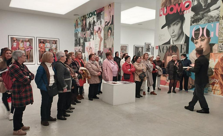 Un grupo de mujeres de Curtis visita la exposición de Meisel en A Coruña