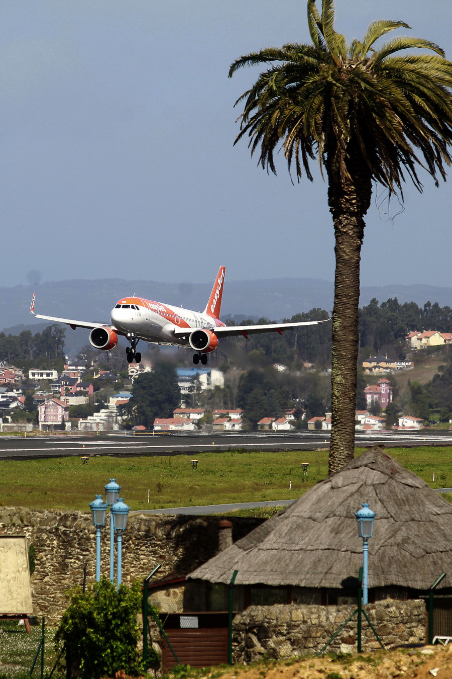 El aeropuerto de A Coruña supera en octubre la ansiada barrera del millón de pasajeros