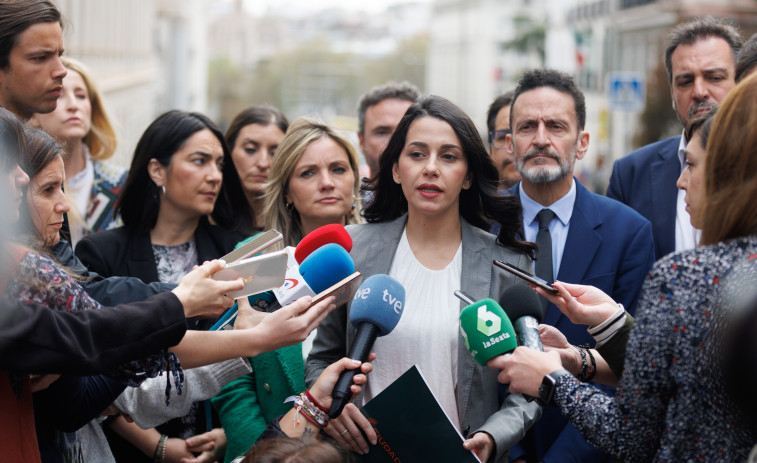 El PP enfría el debate sobre la gestación subrogada y el PSOE pone el foco en el extranjero
