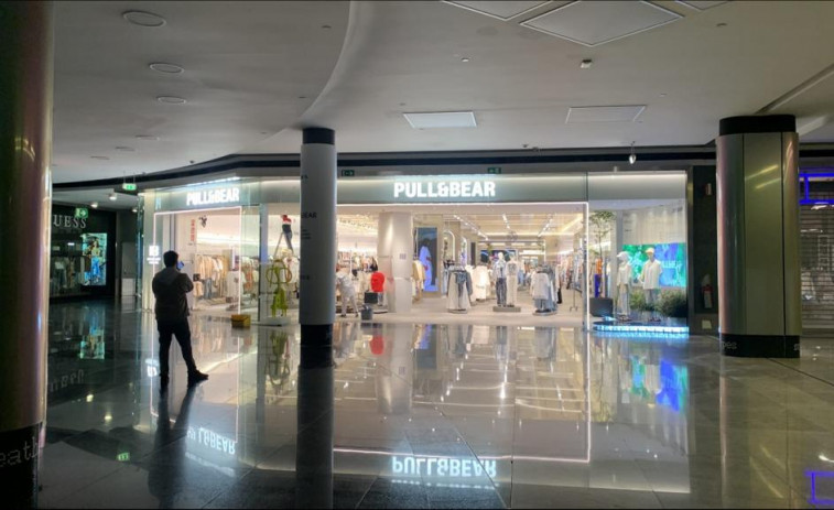 La renovada tienda de Pull&Bear en Marineda City abre hoy sus puertas