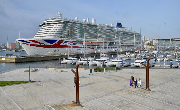 El 'Arvia', uno de los cruceros más grandes del mundo, ya está en A Coruña