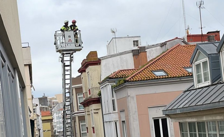 Caen varias uralitas del tejado de un edificio del Orzán