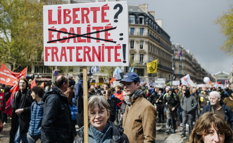 Sindicatos e izquierda cargan contra Macron por la publicación exprés de la reforma