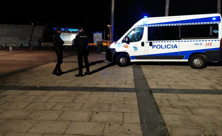 Detenido en Vigo tras ser sorprendido pateando a una mujer en plena calle