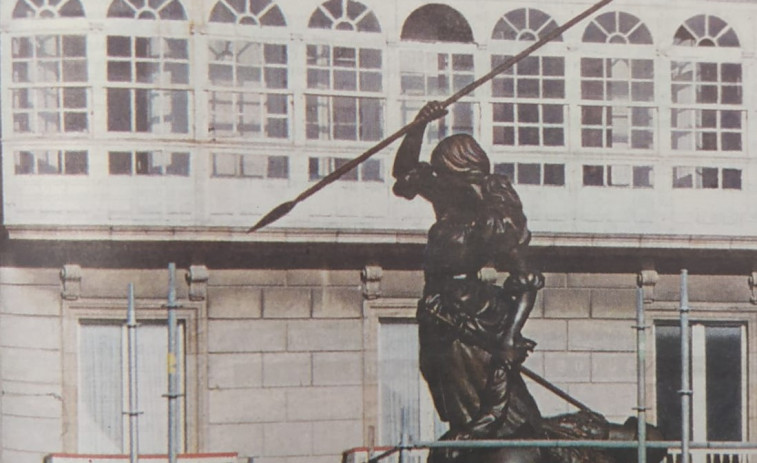 Hace 25 años: Instalación de la estatua de María Pita en la plaza del Ayuntamiento de A Coruña