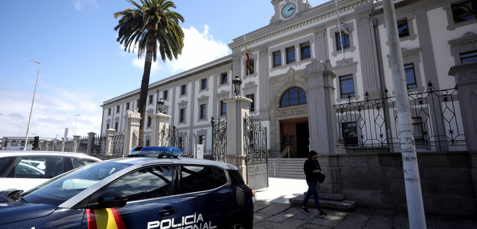 Dos acusados de robar en viviendas de Oleiros aceptan cuatro años de cárcel