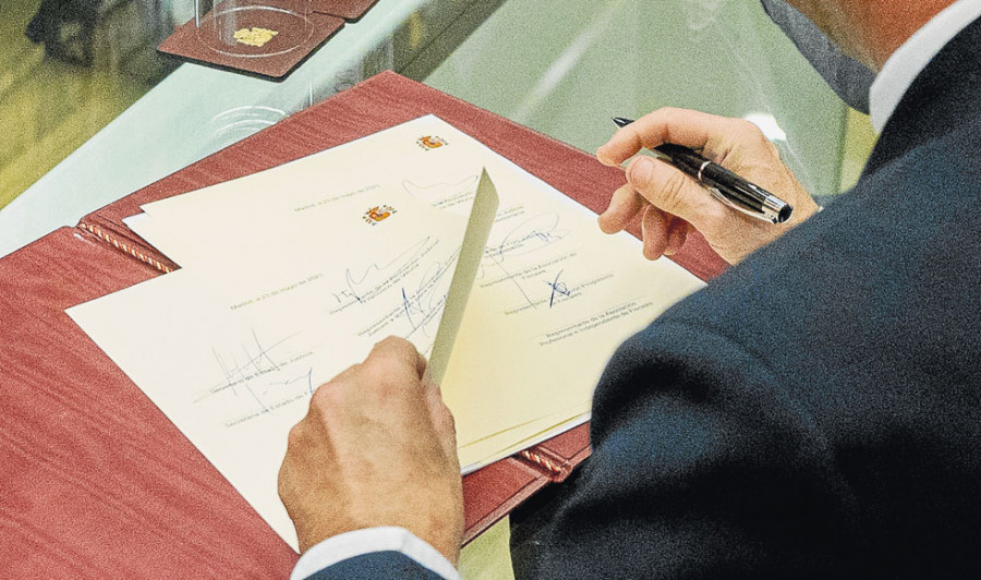 Jueces y fiscales firman un acuerdo con el Gobierno y ganarán 450 euros más al mes