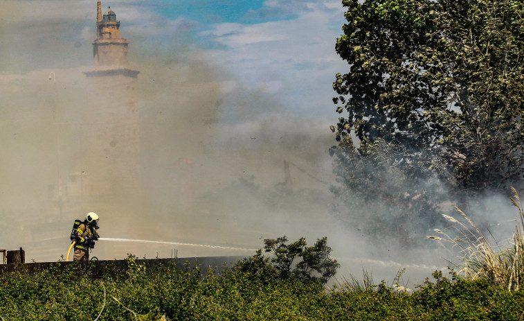 Sofocan un incendio en las proximidades de la Torre de Hércules