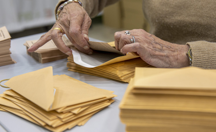 Las oficinas de Correos de A Coruña y su área metropolitana amplían horario para atender el voto por correo