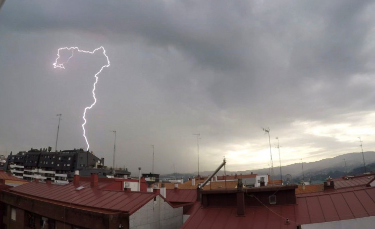 Otra tarde de tormentas con más de 2.300 rayos especialmente en la provincia de A Coruña