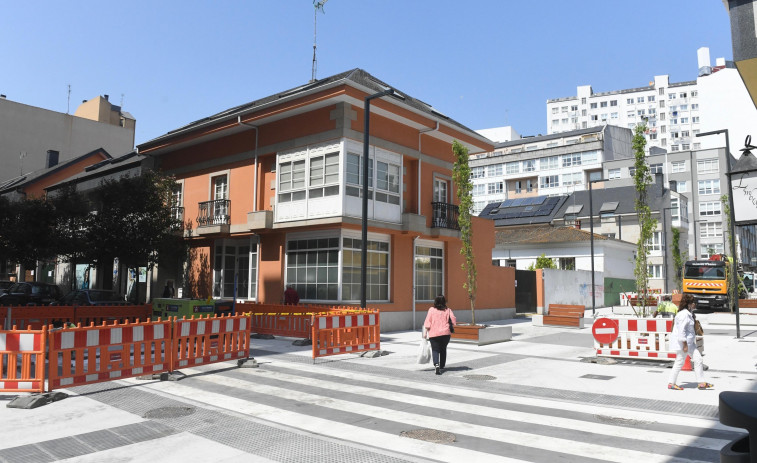 Os Mallos estrena un ‘monumental’ paso de cebra para continuar con la ronda peatonal