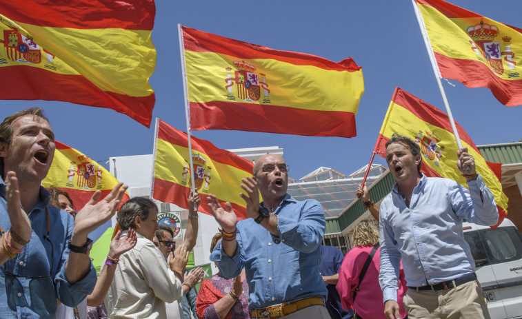 El PP pide a Vox que “no interrumpa” el cambio en las comunidades