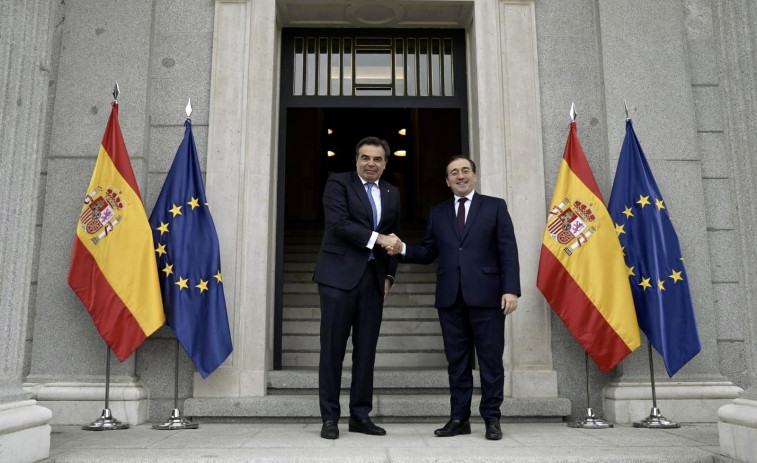 Albares se reúne con el comisario Schinas tras la polémica por la españolidad de Ceuta y Melilla