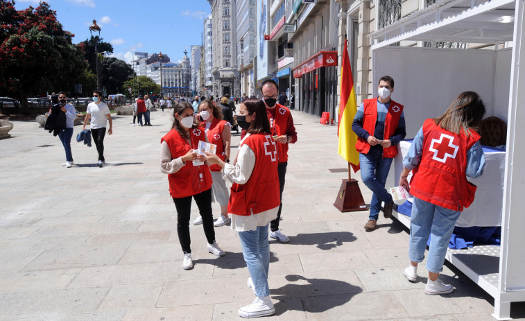 Voluntariado y personal de Cruz Roja llevan este jueves el Sorteo del Oro a las calles de A Coruña