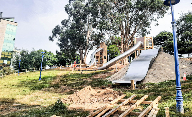 Culleredo instala los juegos del nuevo parque de toboganes de A Corveira