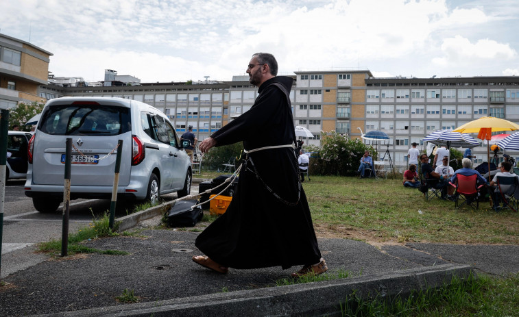 El papa se encuentra bien y los controles son buenos tras la operación