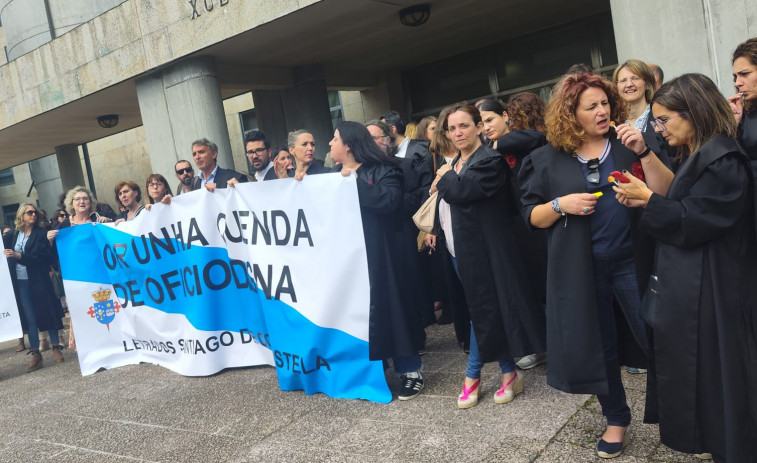 Abogados del turno de oficio vuelven a concentrarse ante los juzgados para exigir mejoras