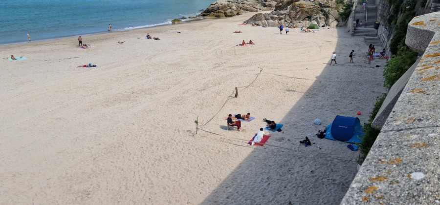 Los primeros "parcelistas" toman las playas de A Coruña para guardar sitio para San Juan