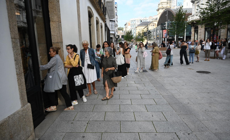 La primera jornada de rebajas provoca largas colas en A Coruña